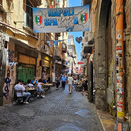 Charlotte House * Napoli